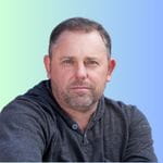 Casual headshot of Robbie Mac against a gradient background.